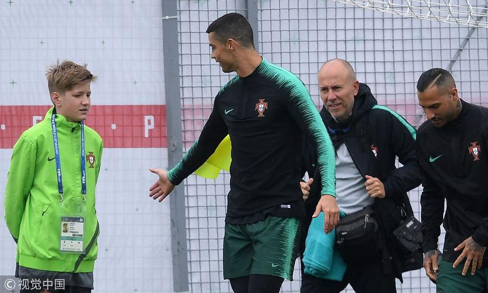 葡萄牙体育训练开放日，集结日复出首秀引欢呼，法甲在即，更衣室氛围转暖的简单介绍