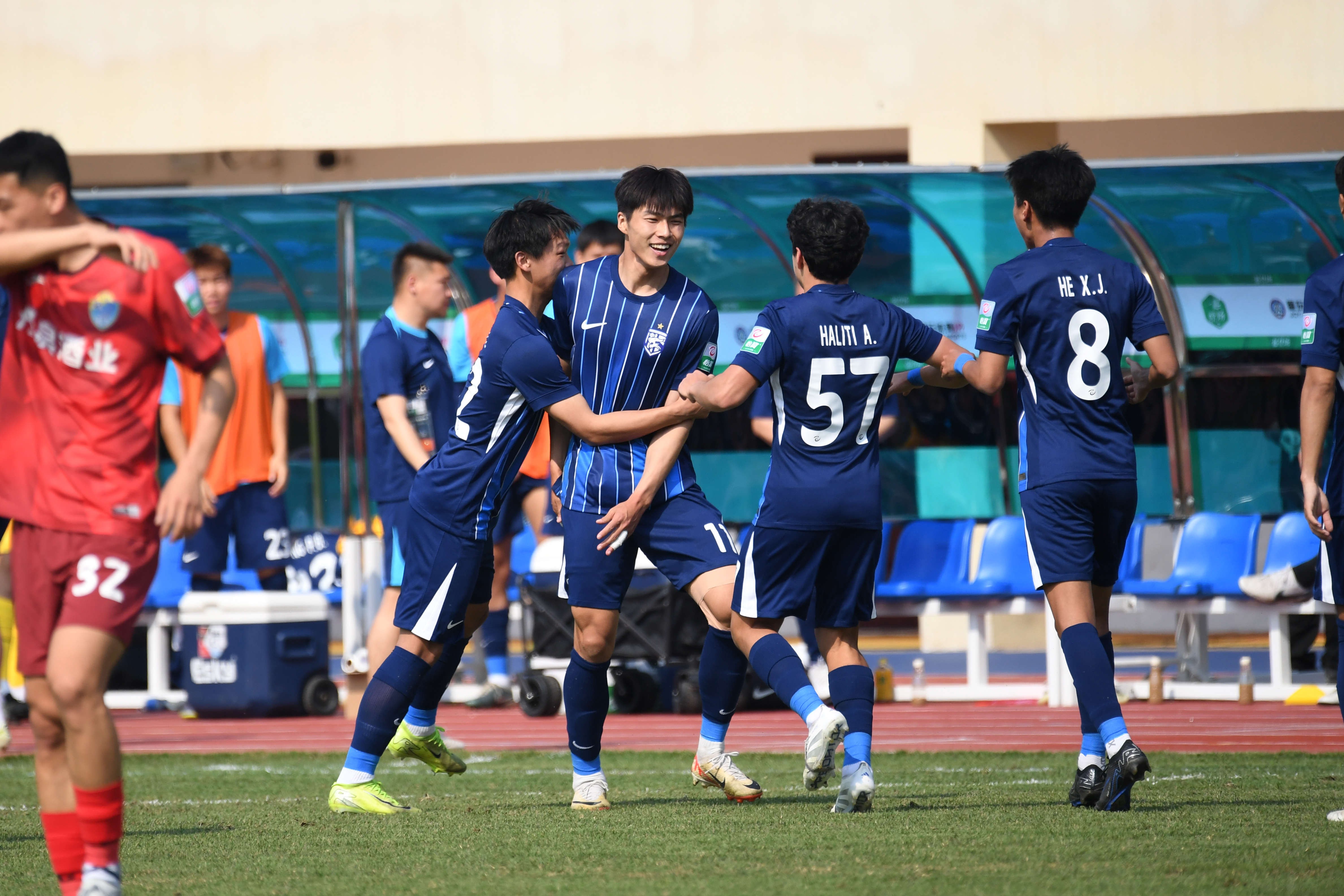 中欧入口 -武汉三镇训练开放日；清晨绝杀压哨引欢呼；CBA季后赛在即；更衣室氛围转暖的简单介绍